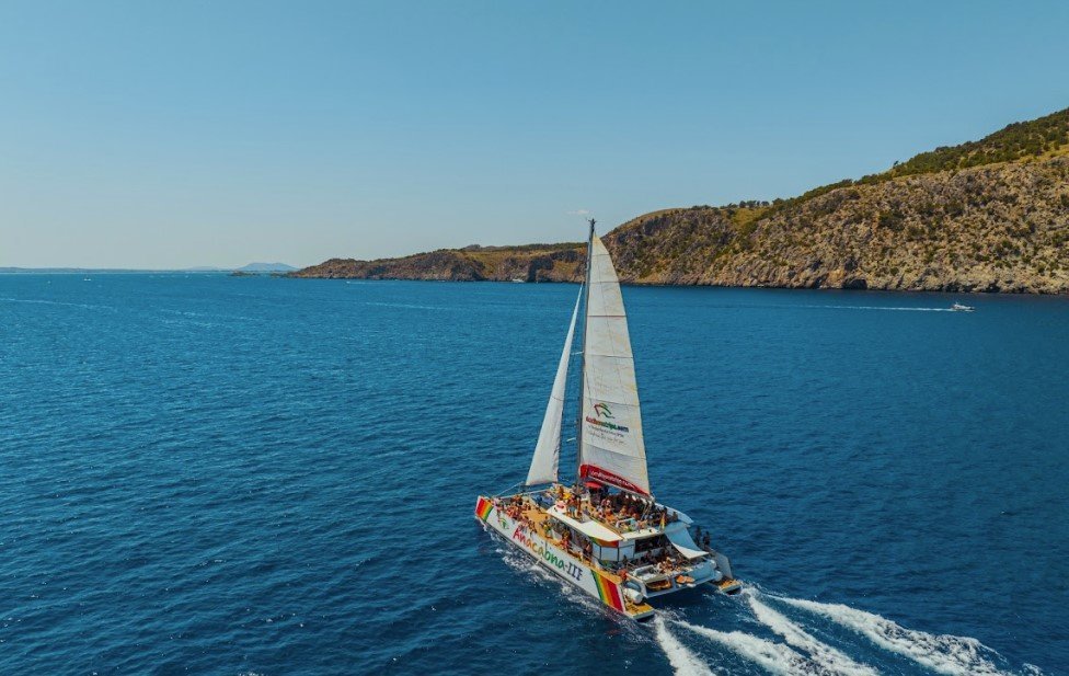 catamaran navegando en la costa