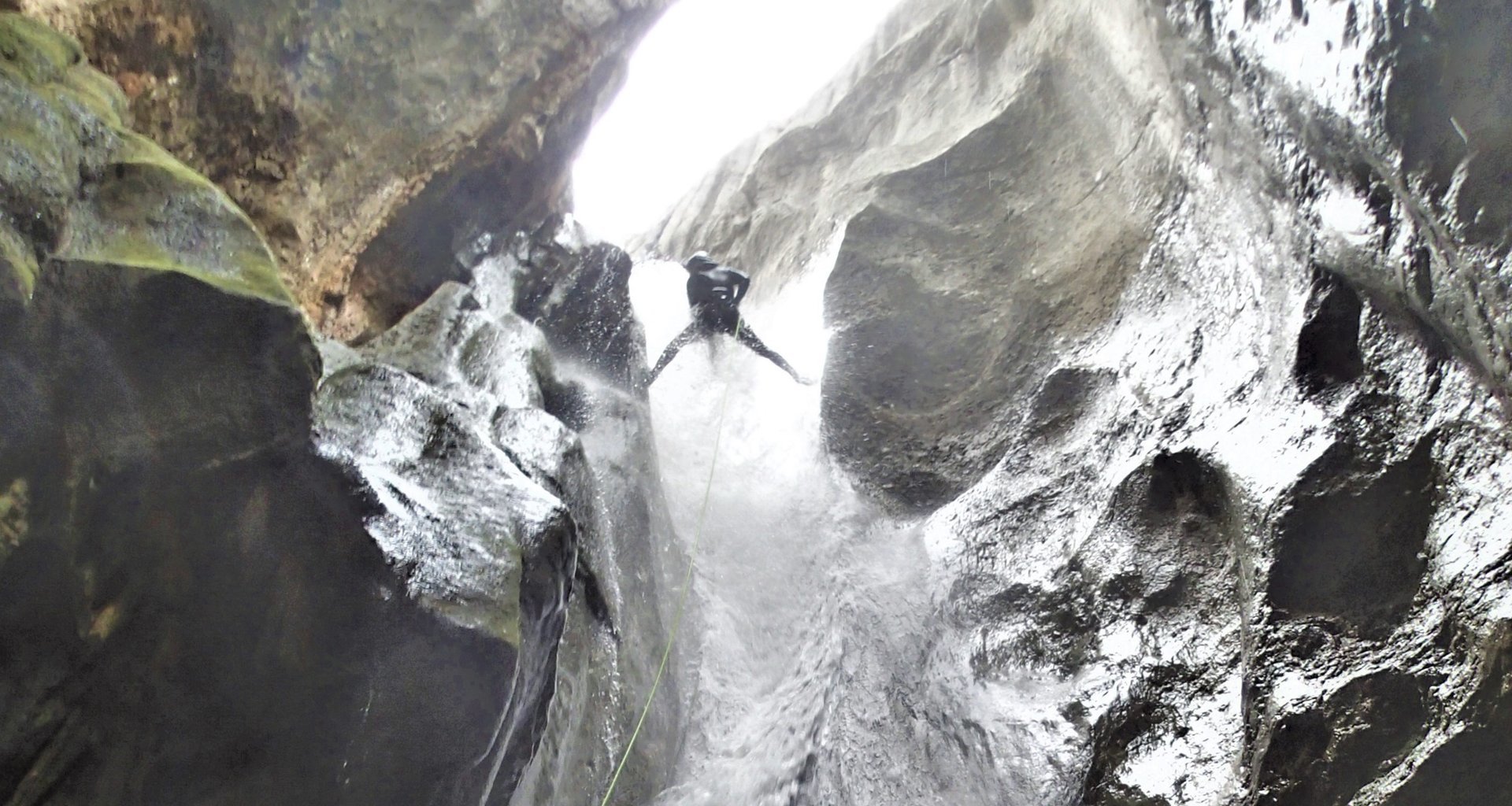 haciendo rapel en un barranco en Mallorca