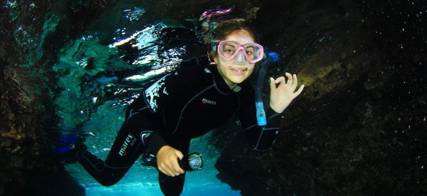 disfrutando de hacer una actividad acuática en mallorca