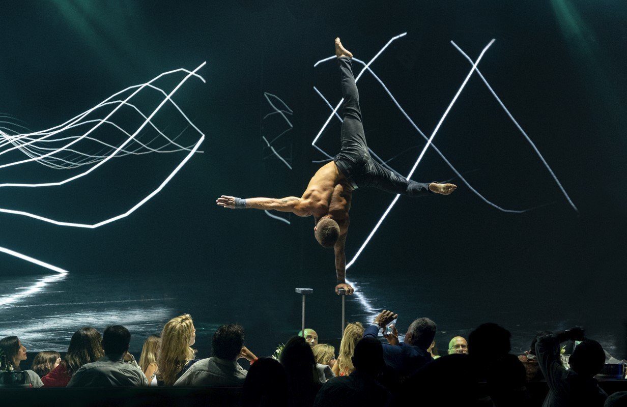 acrobatas y cantante nuevo show son amar