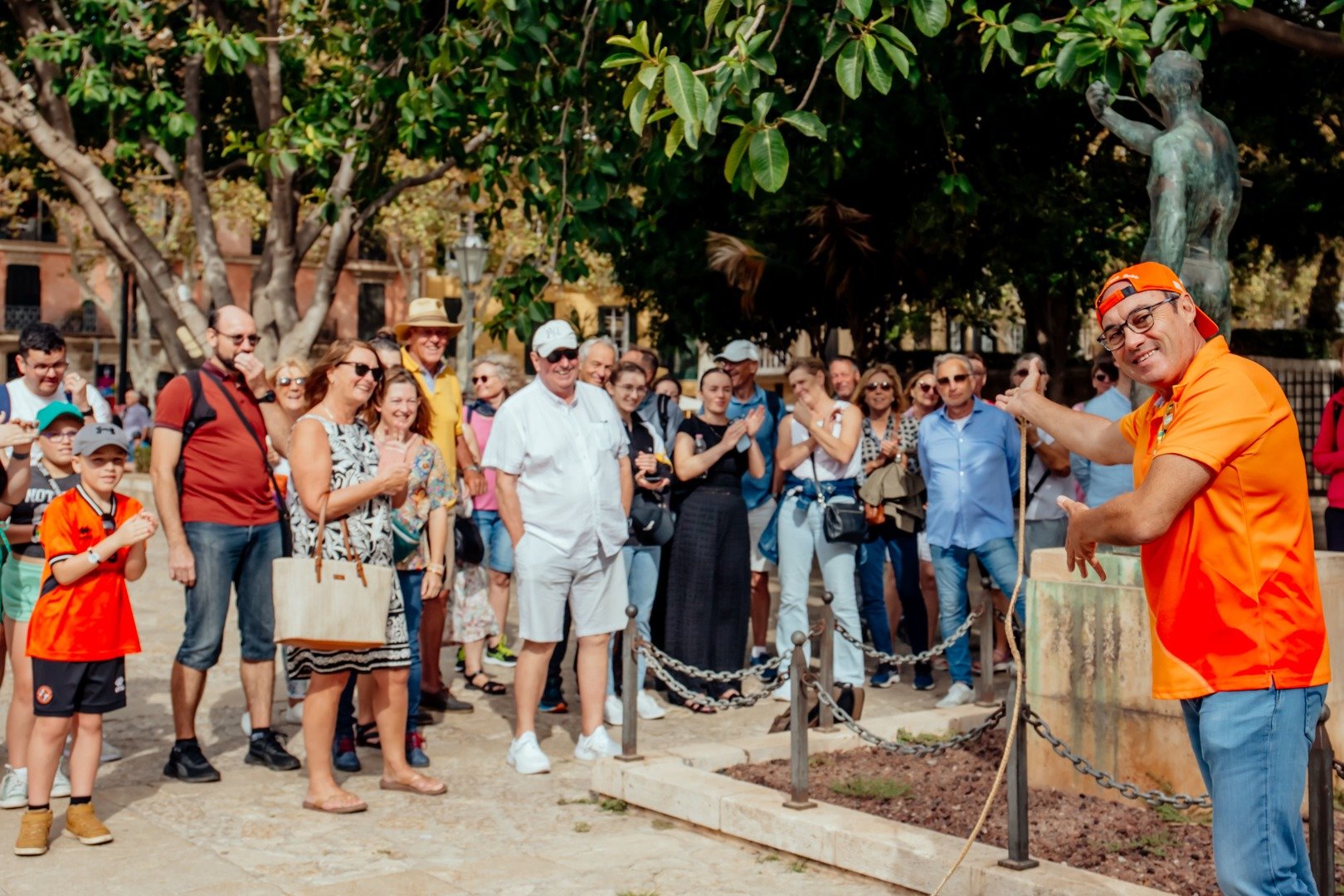 visita guiada en palma en uno de los patios medievales