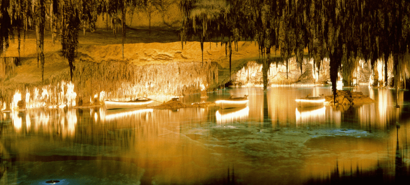 Visit to the caves with boat trip on Lake Martel
