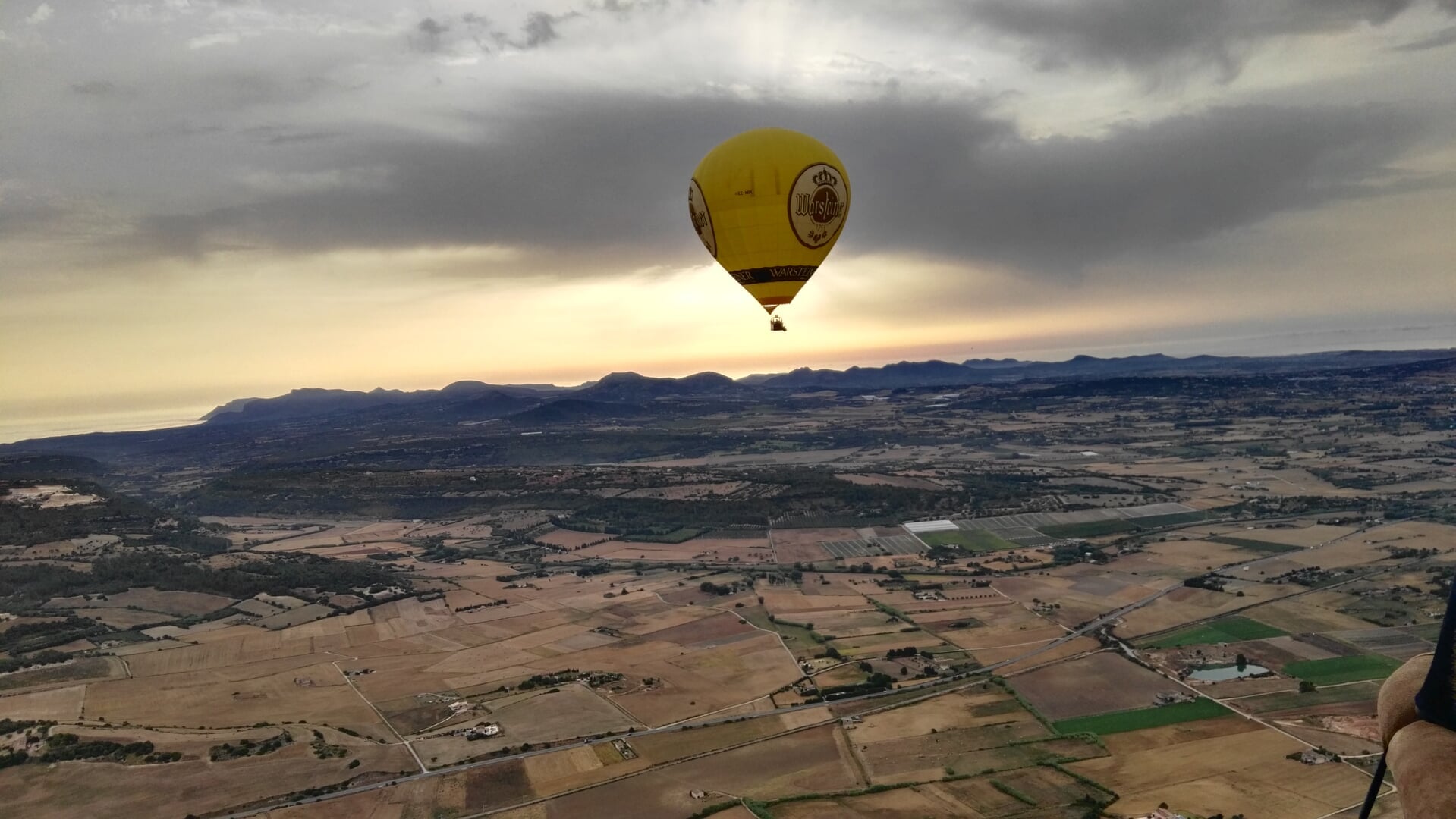 Balloons in the sky on the hot air balloon mallorca