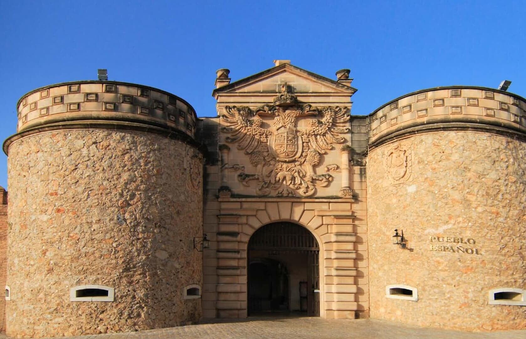 building in pueblo español