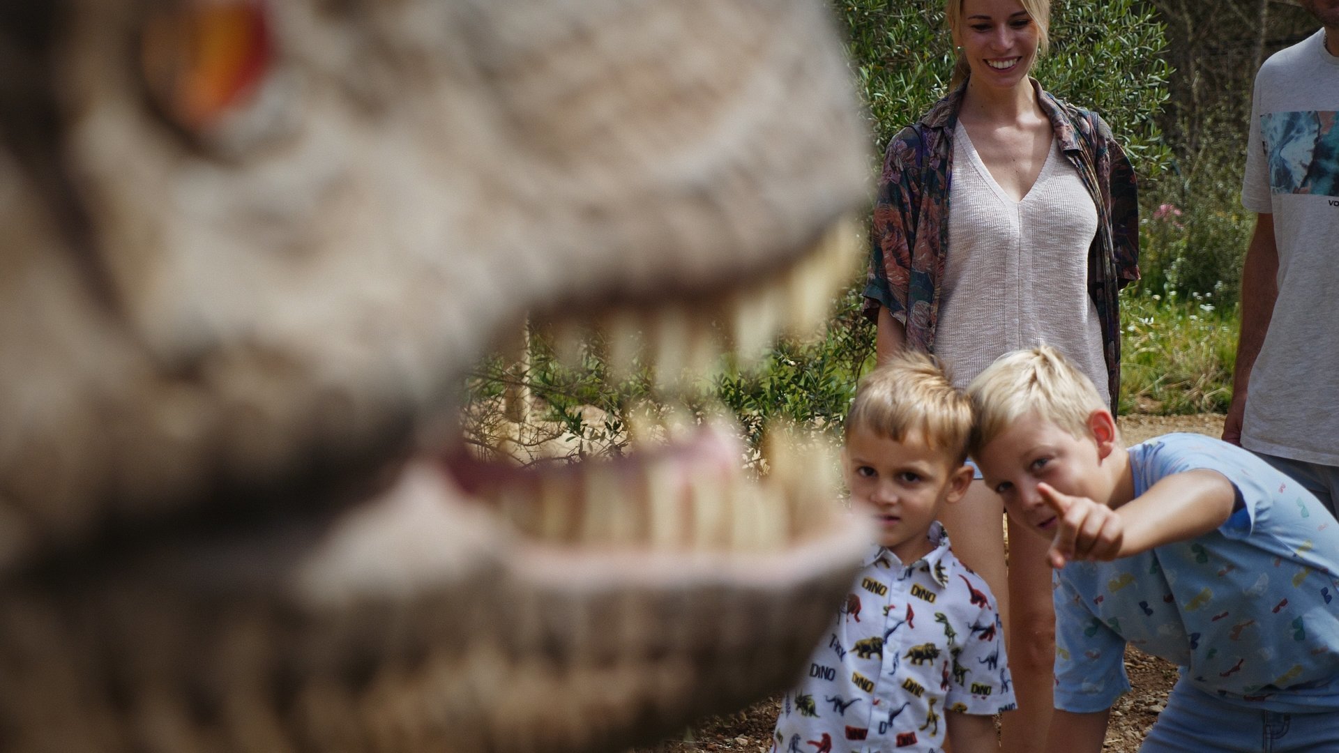 children observing the dinosaurs