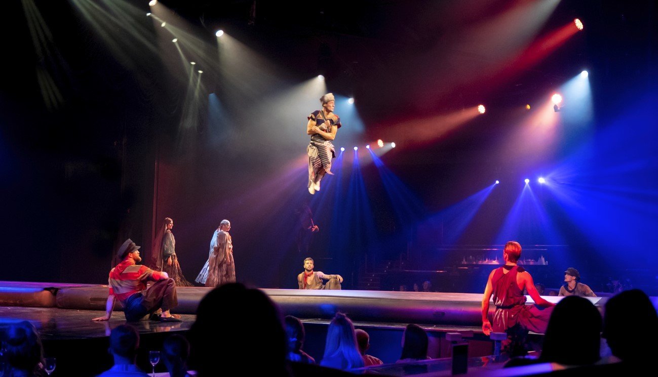 acróbatas in the show
