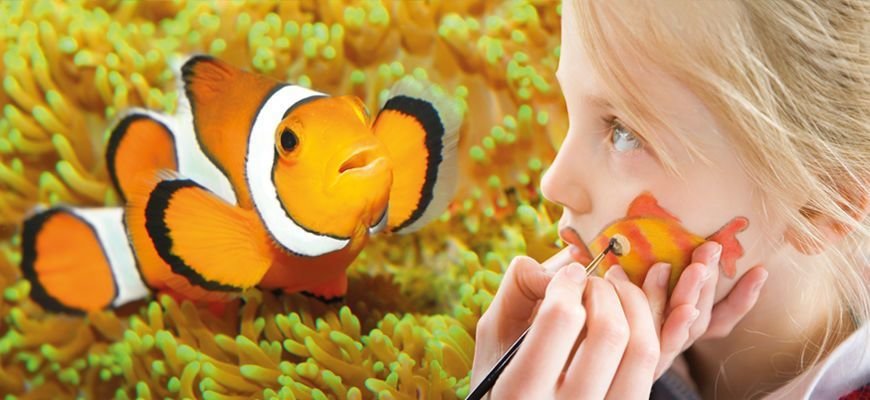 girl looking at a fish