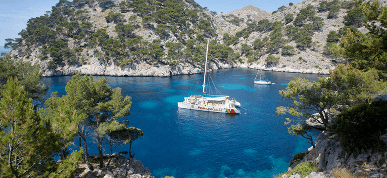 catamaran en la costa